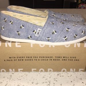 "Bee-kind" embroidered Toms, size 6.5
